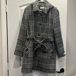 CALVIN KLEIN BLACK, GRAY AND WHITE HOUNDSTOOTH HOODED COAT